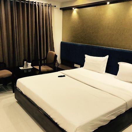 Hotel Comfort Bharuch Экстерьер фото