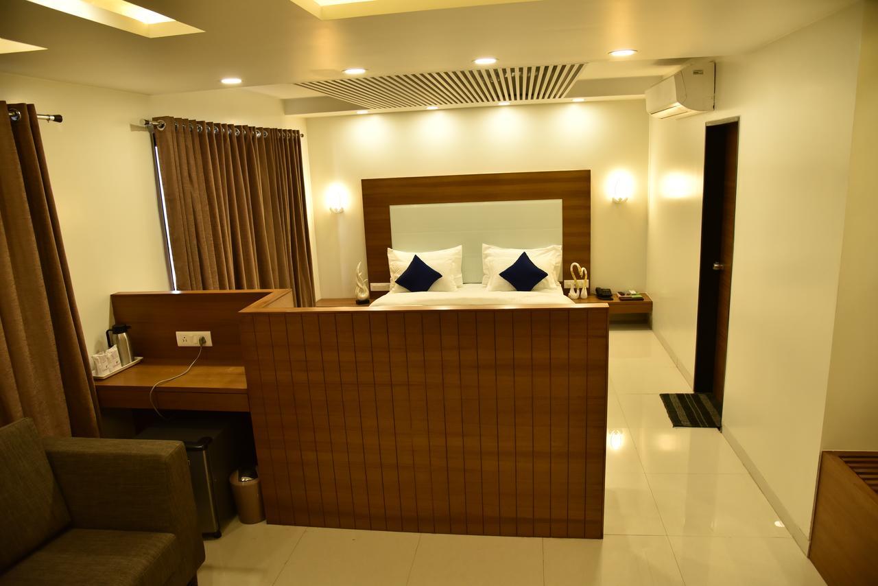 Hotel Comfort Bharuch Экстерьер фото